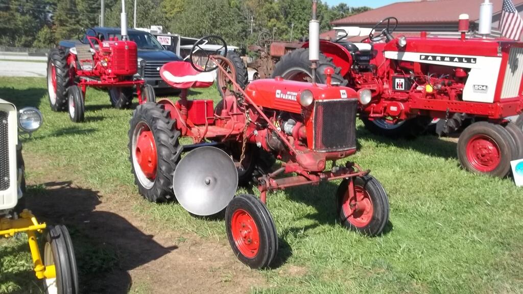 great-day-for-a-tractor-gathering-enjoy-the-apple-country-tractor-and